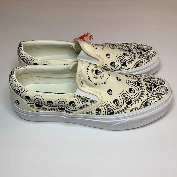 VANS Skull Print Shoes Classic Slip On Youth 4 New - Picture 1 of 9